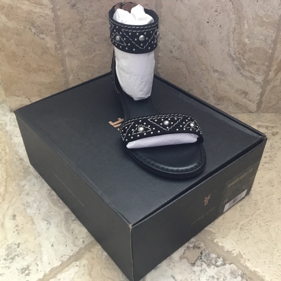 NIB FRYE Carson Deco Zip black studded sandal 7M 7 - Picture 7 of 7